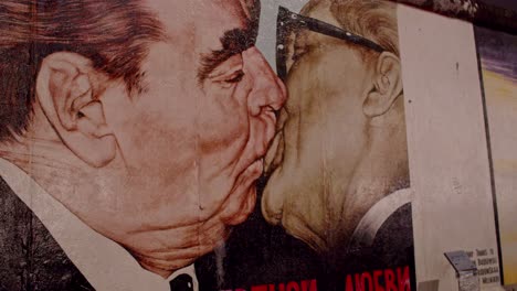 Closeup-of-Kiss-graffiti-in-Berlin,-Fraternity-kiss,-Berlin-wall-art,-night