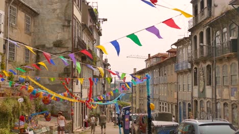 Alte-Straße-In-Porto,-Portugal,-Geschmückt-Mit-Farbenfrohen-Dekorationen-Während-Des-Johannesfests-Von-Porto-Im-Hochsommer