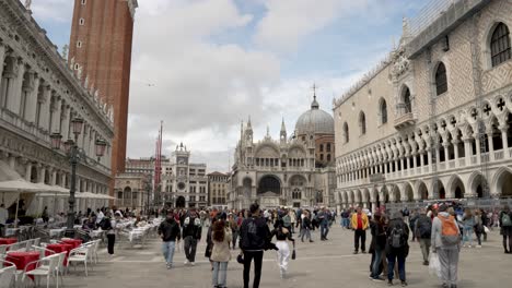 Slow-motion---Tourist-walking-across-San-Marco-Square-in-Venice,-Italy