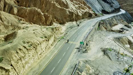 Turistas-En-Bicicleta-En-El-Himalaya-En-La-Famosa-Autopista-Leh-manali-De-Gran-Altitud