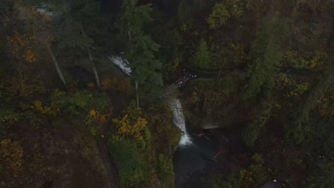 Aerial-view-of-Multnomah-Falls-during-autumn,-with-fog