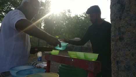 NGO-Mitarbeiter-Füllen-Wassernäpfe-Für-Hungrige-Tiere-Und-Füttern-Sie