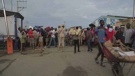Crowds-passing-the-border-between-Haiti-and-Dominican-Repubblic