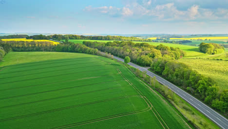 Drohnenvideo-Erfasst-Landwirtschaftliche-Sommerfelder-In-Den-Hügeln-Der-Lincolnshire-Wolds