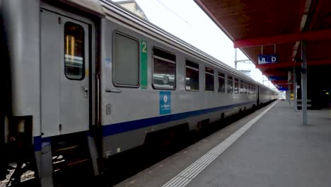 Plataforma-De-Salida-Del-Tren-Sncf-Ter-En-La-Estación-De-Tren-De-Ginebra