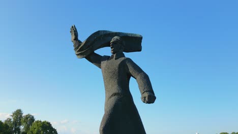 Daugavpils-Denkmal-Aus-Der-Lettischen-Sowjetzeit-Hebt-Drohne-An-Teil-1-Von-2