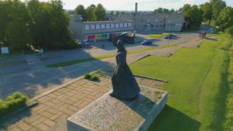 Drohnen-Umlaufbahn-Um-Das-Berühmte,-Auffällige-Denkmal-Der-Lettischen-Schützen-In-Daugavpils