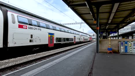SBB-Bombardier-Doppelstockbus-Wartet-Am-Bahnsteig-Der-Genf-Cornavin-Bahn