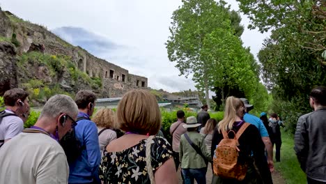 Touristenreisegruppe,-Die-Entlang-Der-Viale-Delle-Ginestre-Im-Archäologischen-Park-Pompeji-Spaziert