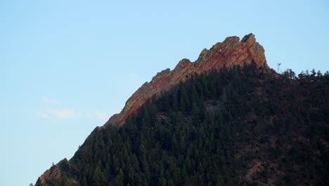 Side-view-of-the-top-of-the-Flatirons-in-Boulder,-Colorado,-USA