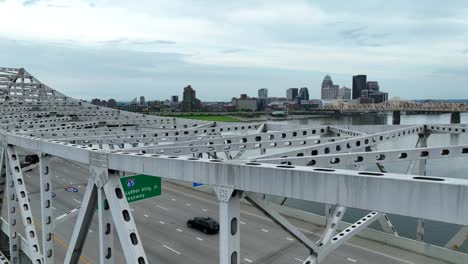 Absteigende-Luftaufnahme-Des-Straßenschilds-„Welcome-To-Kentucky“-Auf-Der-Brücke,-Als-Fahrer-In-Louisville,-Kentucky,-Einfahren