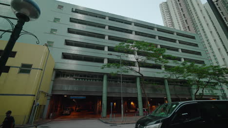 Vista-Manual-De-La-Calle-De-Un-Elegante-Estacionamiento-Multinivel-En-Hong-Kong
