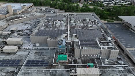 Paneles-Solares-Y-Ventiladores-Industriales-Y-Unidades-De-Aire-Acondicionado-En-El-Techo-Del-Centro-Comercial-Cherry-Creek-En-Denver,-Colorado