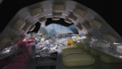 Zahlreiche-Antibakterielle-Medikamente-In-Der-Nähe-Der-Maske-Auf-Schwarzem-Hintergrund