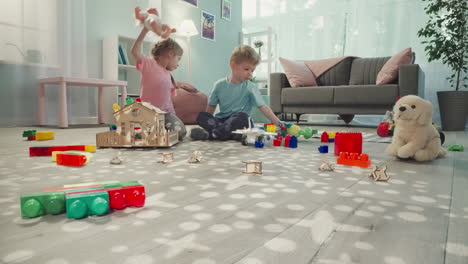 Geschwister-Spielen-Mit-Babypuppe-Und-Roboter-Dinosaurier-Im-Kinderzimmer