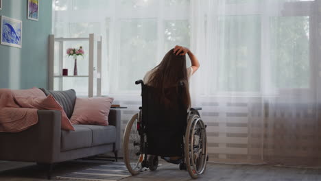 Una-Señora-Solitaria-Discapacitada-Con-Esclerosis-Múltiple-Mira-Por-La-Ventana