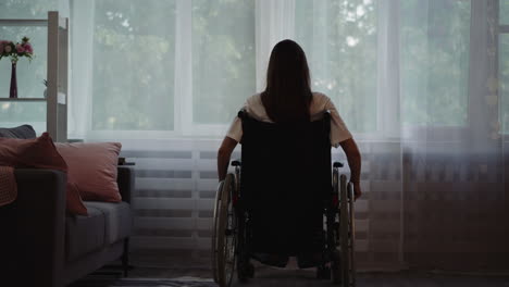 Einsame-Behinderte-Frau-Bewegt-Rollstuhl,-Um-Aus-Dem-Fenster-Zu-Schauen