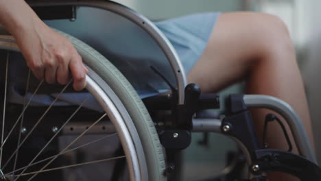 Behinderter-Patient-Mit-Wirbelsäulenlähmung-Bewegt-Sich-Im-Rollstuhl