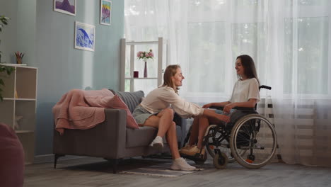 Fürsorgliche-Frau-Bewegt-Rollstuhl-Mit-Behinderter-Freundin-In-Der-Nähe