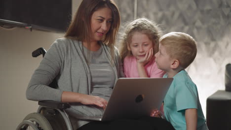 Frau-Zeigt-Kleinen-Kindern-Lustige-Videos-Auf-Einem-Modernen-Laptop