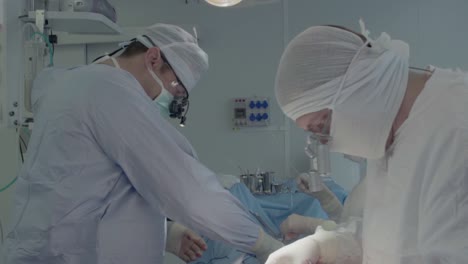 Personal-Médico-Durante-Una-Operación-Cardíaca-1-El-Cirujano-Selecciona-Los-Instrumentos