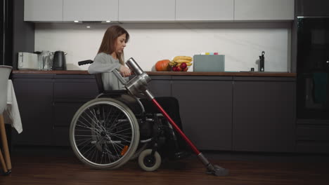 Eine-Junge-Frau-Im-Rollstuhl-Kümmert-Sich-Um-Die-Sauberkeit-Im-Haushalt