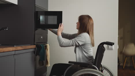 Woman-with-disability-retrieves-warm-lunch-from-microwave