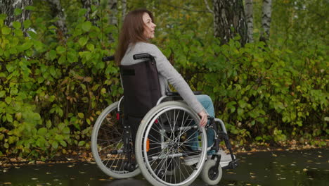 Young-woman-with-legs-injury-enjoys-nature-at-walk-in-park