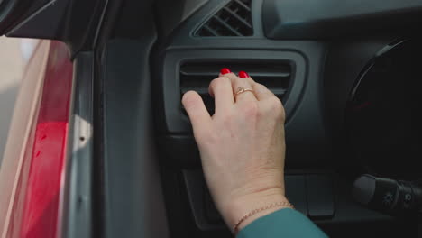 Fahrerin-Stellt-Die-Klimaanlage-Im-Auto-Ein,-Um-Den-Salon-Zu-Kühlen