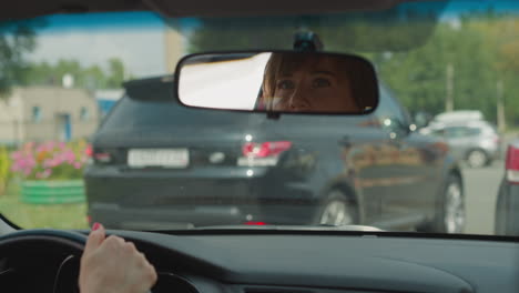 Der-Fahrer-Schaut-In-Den-Autospiegel,-Um-Den-Straßenzustand-Auf-Der-Rückseite-Zu-Sehen
