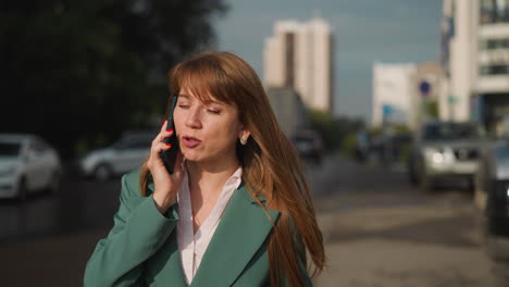 Una-Mujer-Preocupada-Se-Acerca-Al-Auto-Hablando-Por-Teléfono-Y-Finaliza-La-Llamada