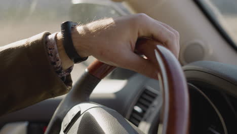 Person-Fährt-Auto-Und-überprüft-Die-Zeit-Mit-Einer-Intelligenten-Armbanduhr