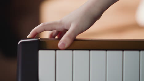 Die-Hand-Schaltet-Das-E-Piano-Ein-Und-Beginnt,-Melodie-Zu-Spielen