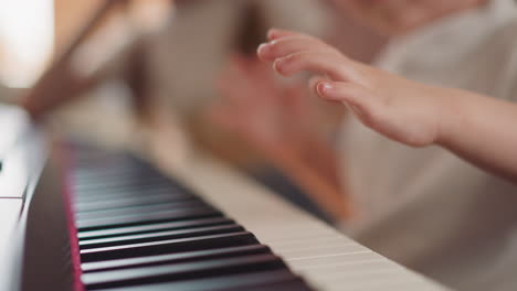 Niño-Dedos-Regordetes-Presionan-Las-Teclas-Del-Piano-Aprendiendo-Composición