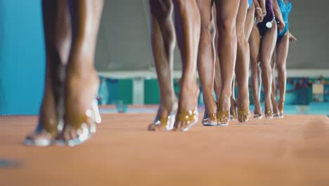 Hermosas-Chicas-Que-Se-Dedican-Al-Fitness-Durante-El-Concurso-De-Belleza-Que-Realizan-En-El-Escenario-En-Bikini-Y-Zapatos