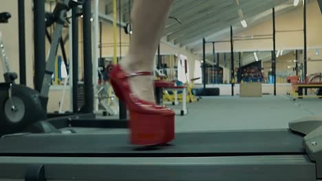 Junges-Athletisches-Mädchen-Führt-Eine-Übung-Auf-Einem-Laufband-Durch,-An-Ihren-Füßen-Trägt-Sie-Schuhe-Auf-Einer-Hohen-Plattform-2