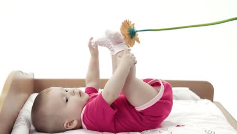 Bebé-Jugando-Con-Una-Flor-Tratando-De-Tomarla
