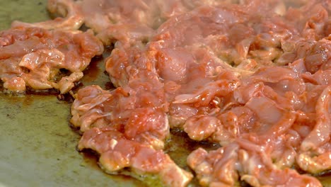 Frisches-Fleisch-Wird-Auf-Einem-Backblech-In-Öl-Gebraten