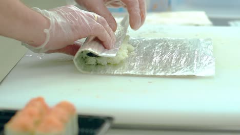 El-Cocinero-Prepara-Sushi-Japonés-Con-Arroz-Con-Gambas-Y-Alga-Nori-Utilizando-Una-Estera.