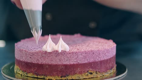 Konditor-Dekoriert-Rosa-Kekskuchen-Mit-Spritzbeutel
