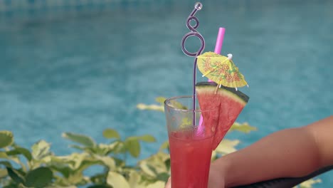 Cocktail-Mit-Saftiger-Wassermelone-Am-Rand-Steht-Am-Pool