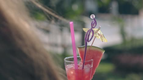 Frauenglas-Mit-Erfrischendem-Cocktail-Gegen-Verschwommene-Handflächen
