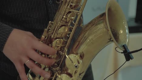 Saxophonist-plays-the-saxophone-Close-up