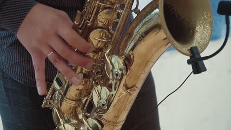 Saxophonist-plays-the-saxophone-Slow-motion
