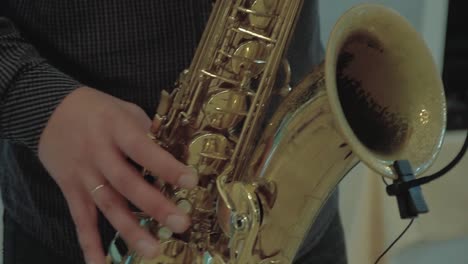 Saxophonist-plays-the-saxophone-Slow-motion