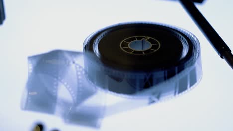 Auf-Dem-Beleuchteten-Tisch-Liegt-Ein-Alter-16mm-Film