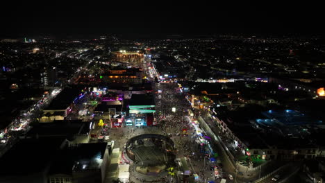 Luftaufnahme-Der-Nächtlich-Beleuchteten-Straße-Auf-Der-Messe-San-Marcos-In-Aguascalientes,-Mexiko