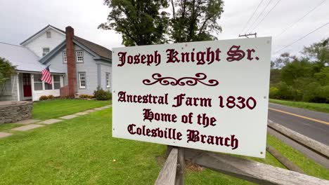 Schild-Mit-Hinweis-Auf-Die-Farm-Von-Joseph-Knight-Sr.,-Wo-Sich-Die-Heiligen-Von-Colesville-Im-Jahr-1830-Trafen