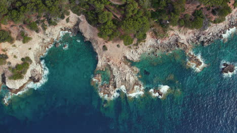 Meereswellen-An-Der-Felsigen-Küste-Von-Ferros-De-Can-Poloni-Auf-Der-Baleareninsel,-Spanien