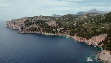 Vista-Idílica-Del-Puerto-De-Sóller-Sobre-Acantilados-Rocosos-Cerca-De-Deià-Con-Las-Montañas-De-Tramuntana-De-Mallorca,-España